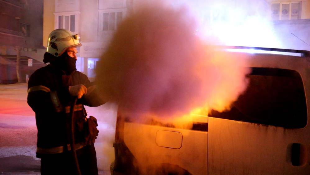 Araç yangınında itfaiye eri ve kameramanın ölümden döndüğü an 3
